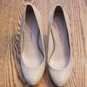 Franco Sarto 7.5 patent leather beige/creme pumps.